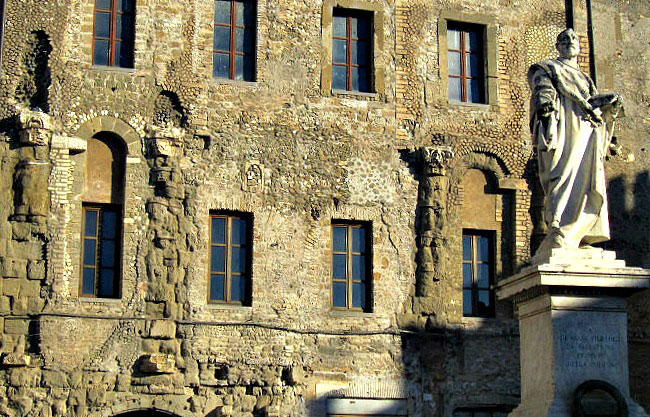 La Piazza dove troneggia la statua di Giovanni Pierluigi da Palestrina